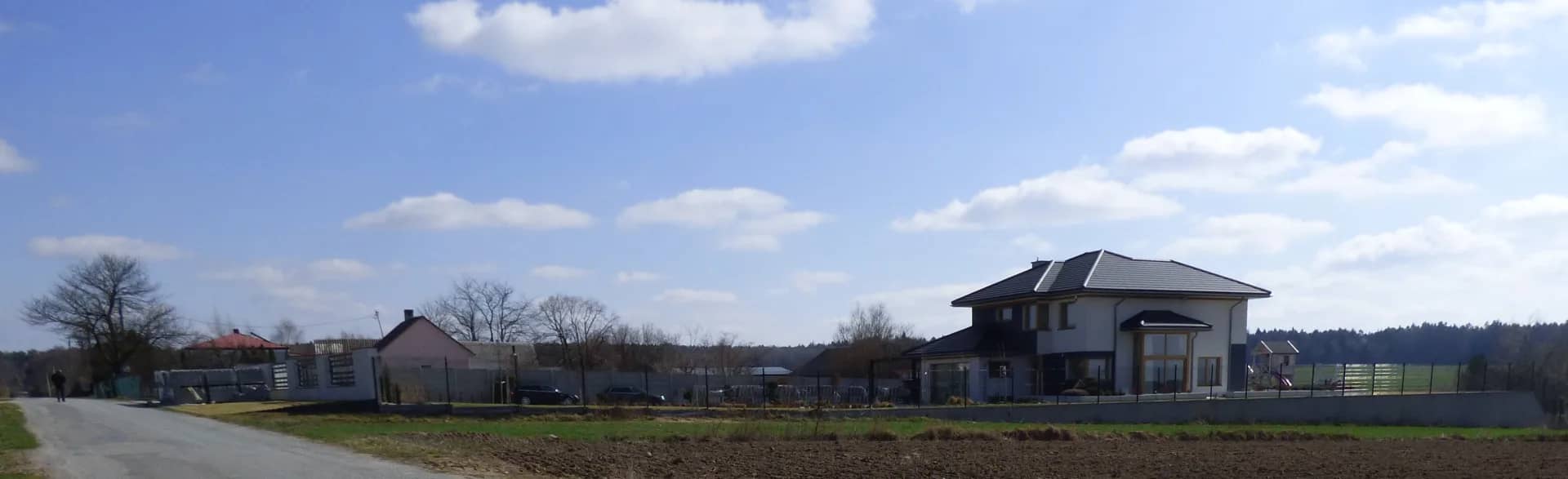 Na sprzedaż . działka około 35 arów przylegająca do drogi i mediów Działka przy drodze asfaltowej w cichej spokojnej okolicy przy granicach działki, uzbrojenie ,- woda, prąd i światłowód .