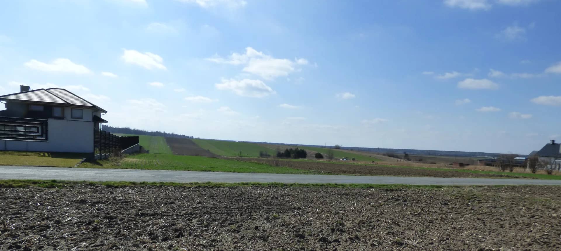 Na sprzedaż . działka około 35 arów przylegająca do drogi i mediów Działka przy drodze asfaltowej w cichej spokojnej okolicy przy granicach działki, uzbrojenie ,- woda, prąd i światłowód .