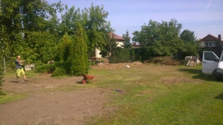 Doskonale położona działka z domem w Łomiankach