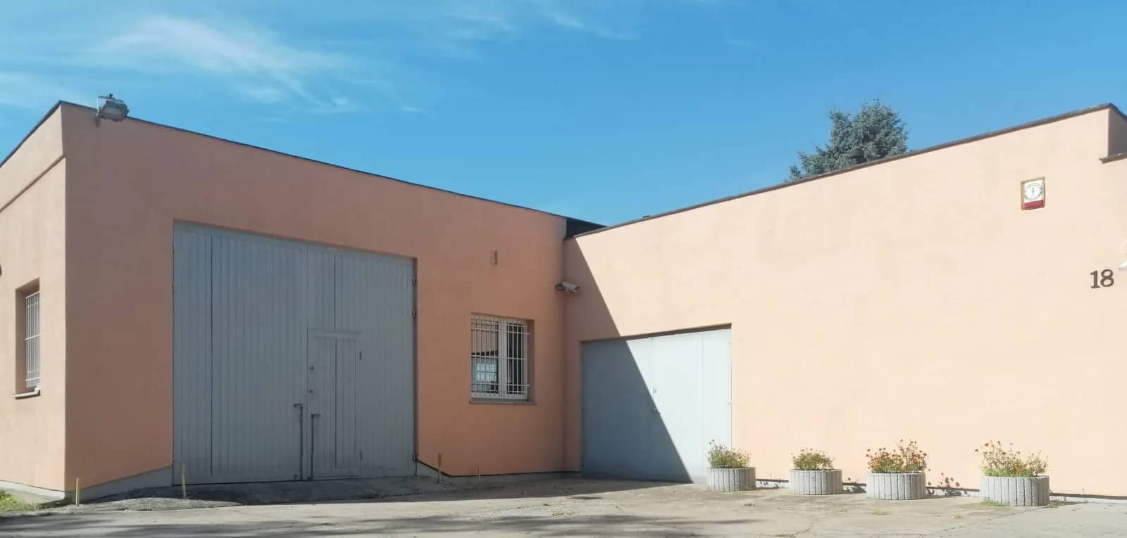 Budynek  produkcja-usługi-handel+biuro.394m2/1251m2