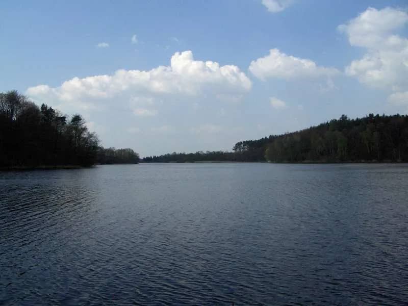 dwie duże działki nad jeziorem, blisko miasta