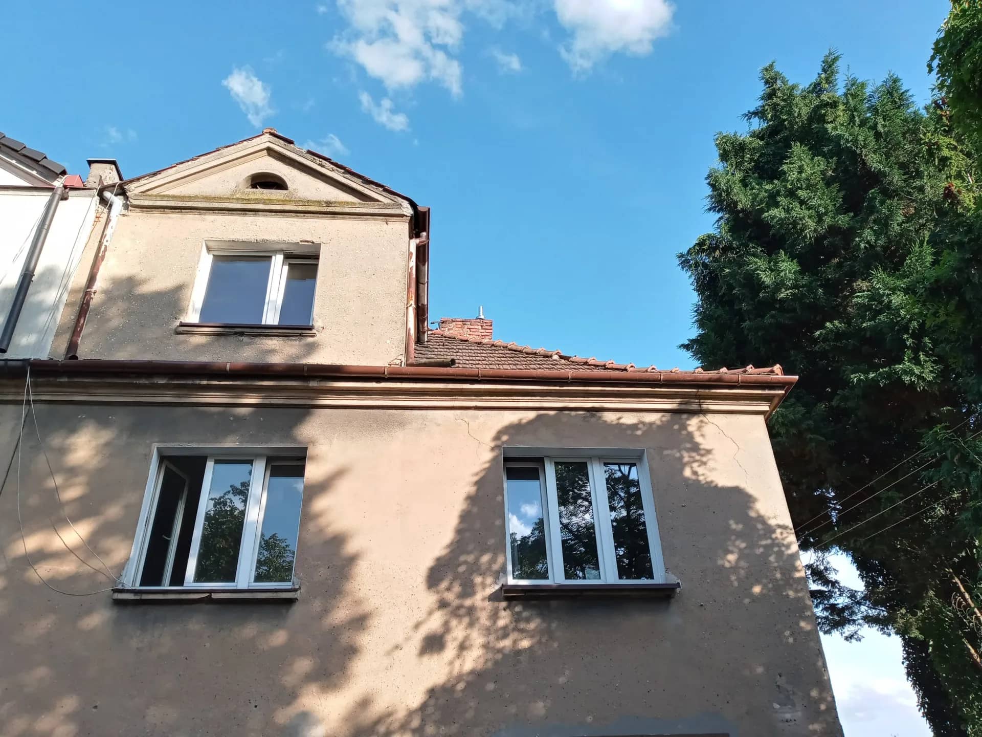 Dwa mieszkania z ogrodem i piwnicą jak bunkier