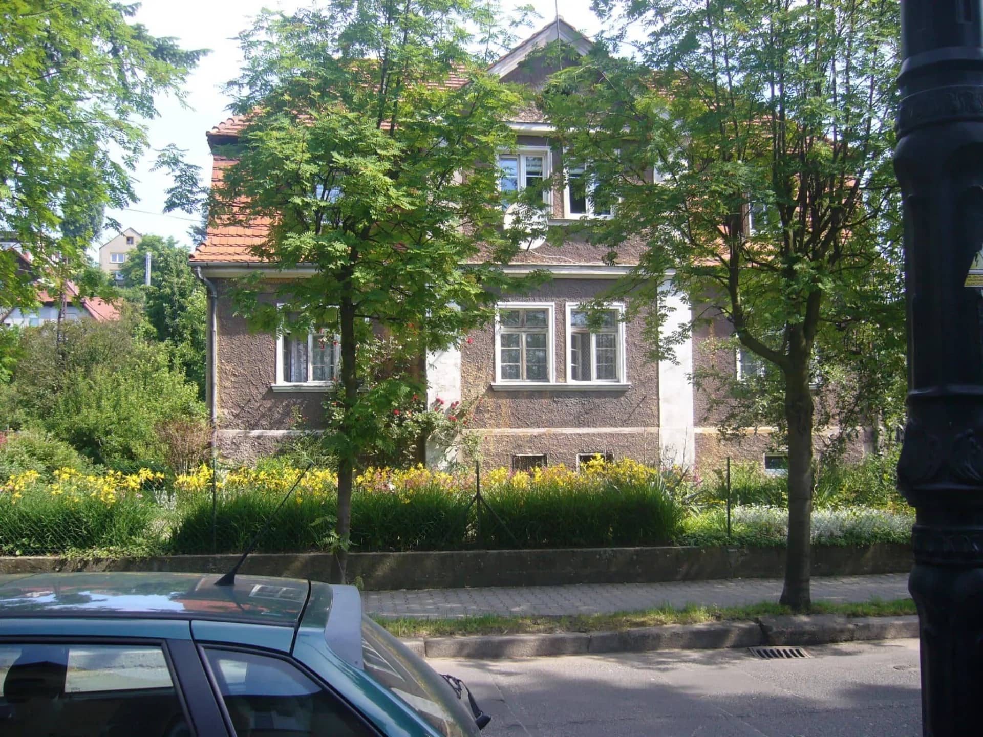 Mieszkanie na parterze domu- sprzedam BEZCZYNSZOWE-z ogrodem i garażem