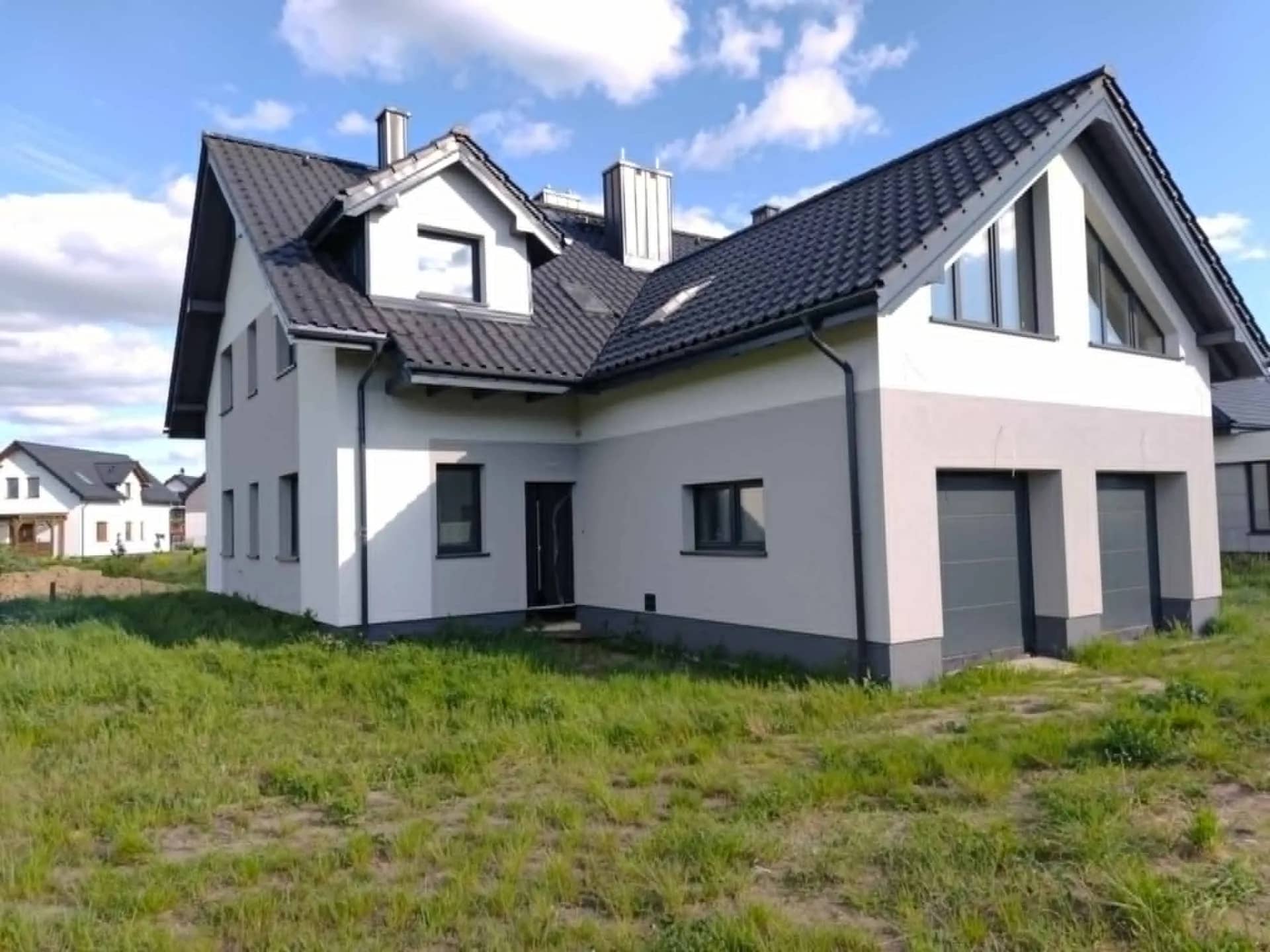 Dom Bliźniak z garażem i ogrodem , 6 pokoi , Różyny -11km od
