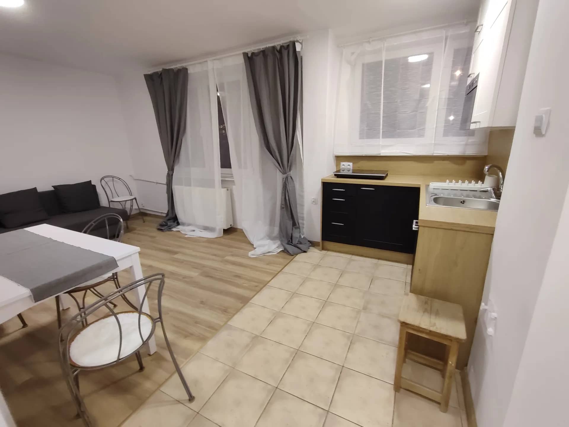 Praga Północ elegancka kawalerka za 2400 zł