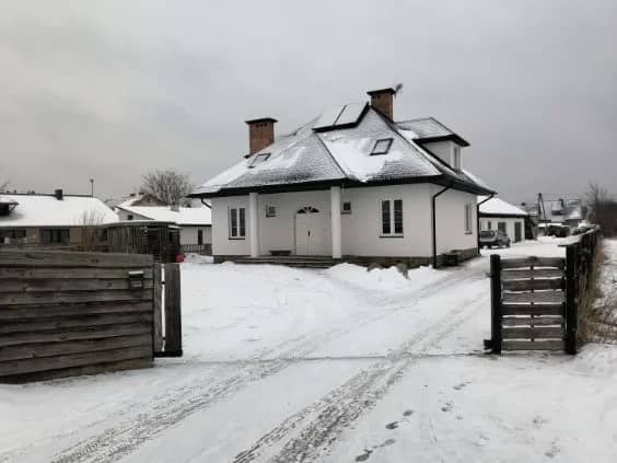 Na sprzedaż działka z domem jednorodzinnym i budynkiem gospodarczym w dobrej lokalizacji