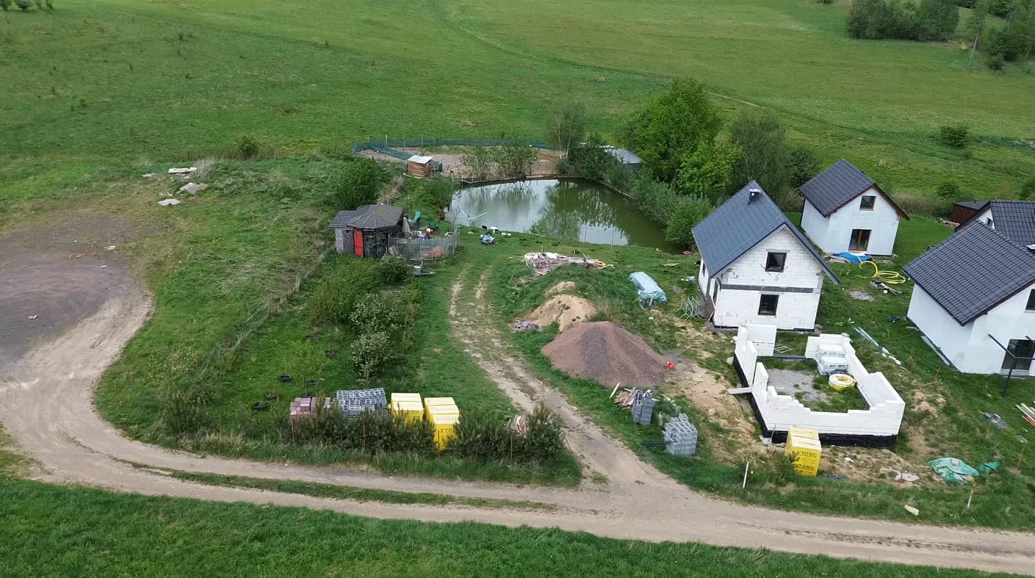 Działka budowlana, 2 domy oraz staw
