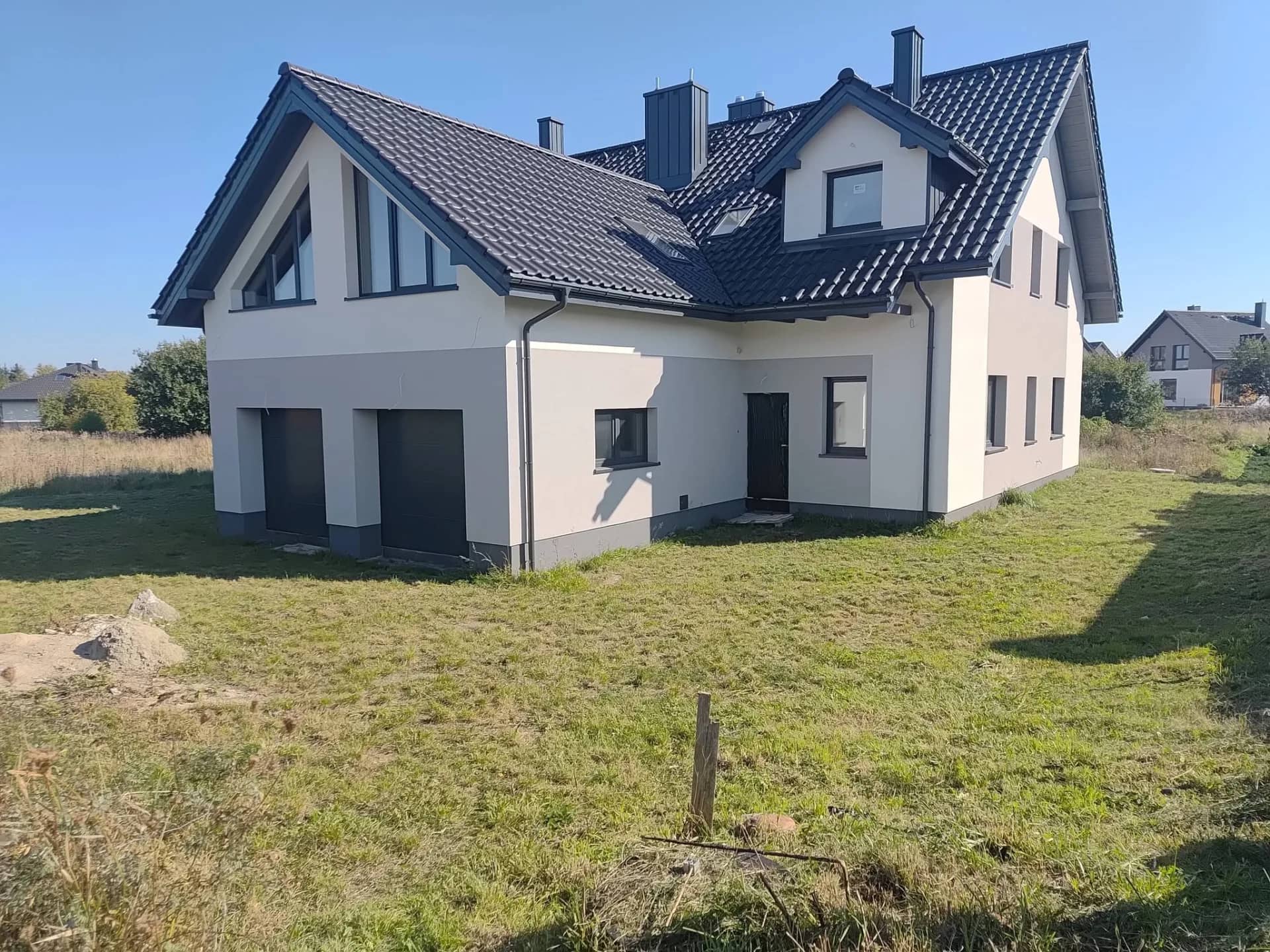 Dom Bliźniak z garażem i ogrodem , 6 pokoi , Różyny -11km od