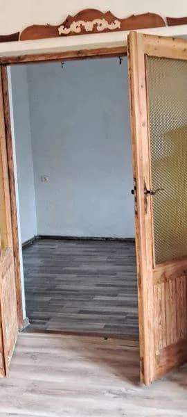 Połowa domu z ogrodem.