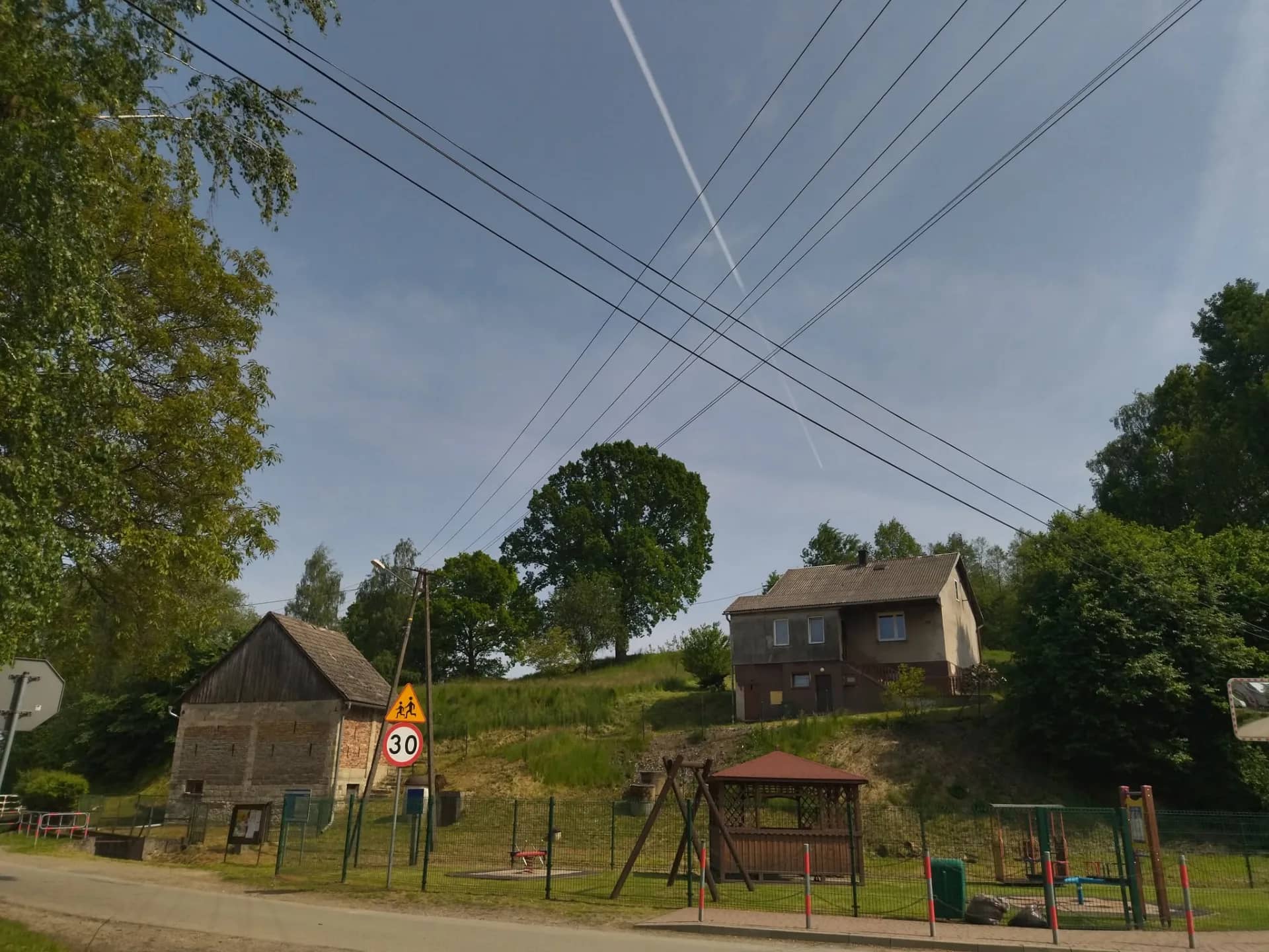 SPRZEDAM DZIAŁKĘ BUDOWLANĄ Z DOMEM