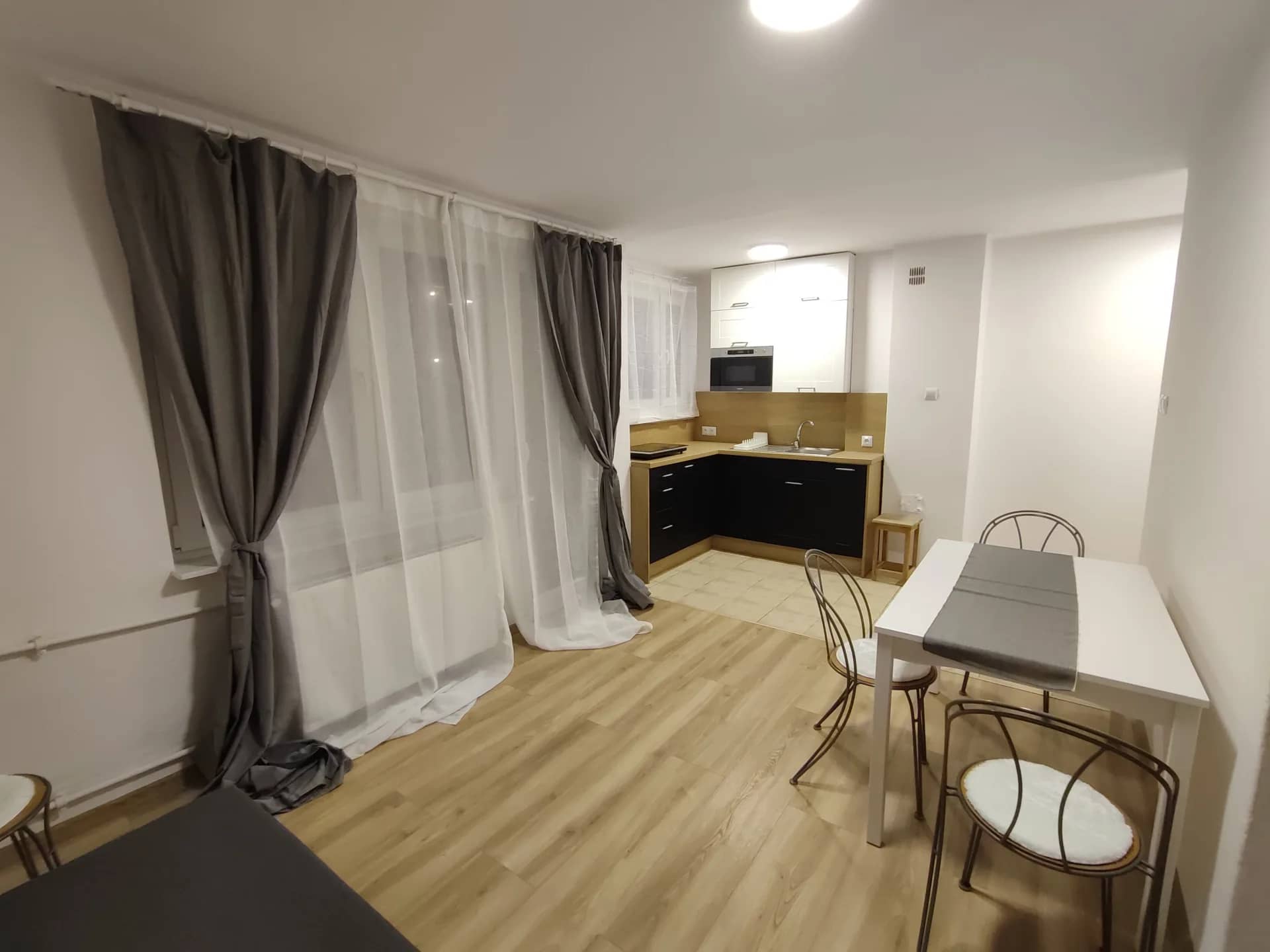 Praga Północ elegancka kawalerka za 2400 zł