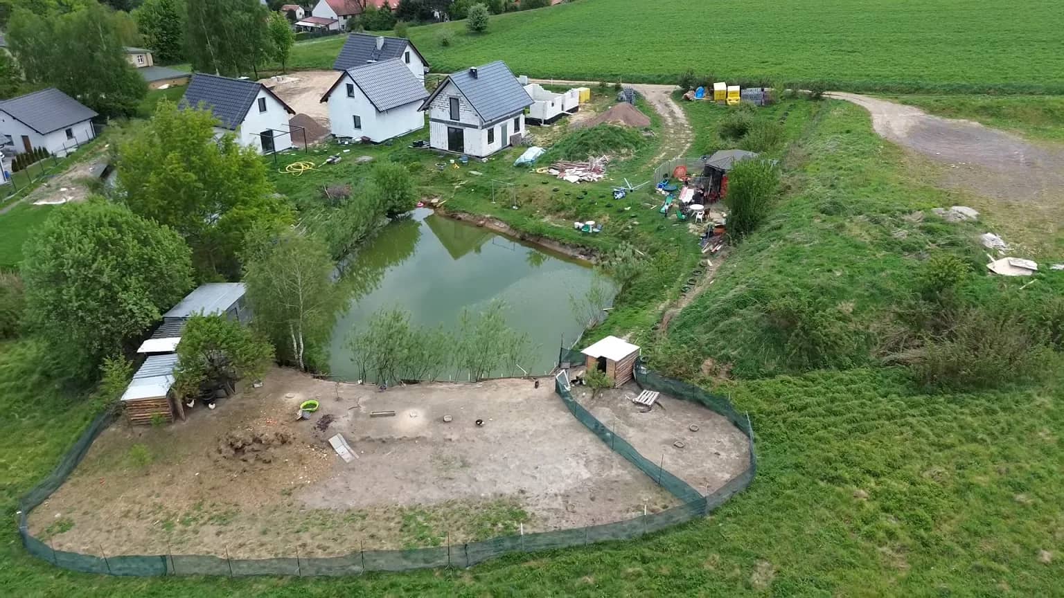 Działka budowlana, 2 domy oraz staw