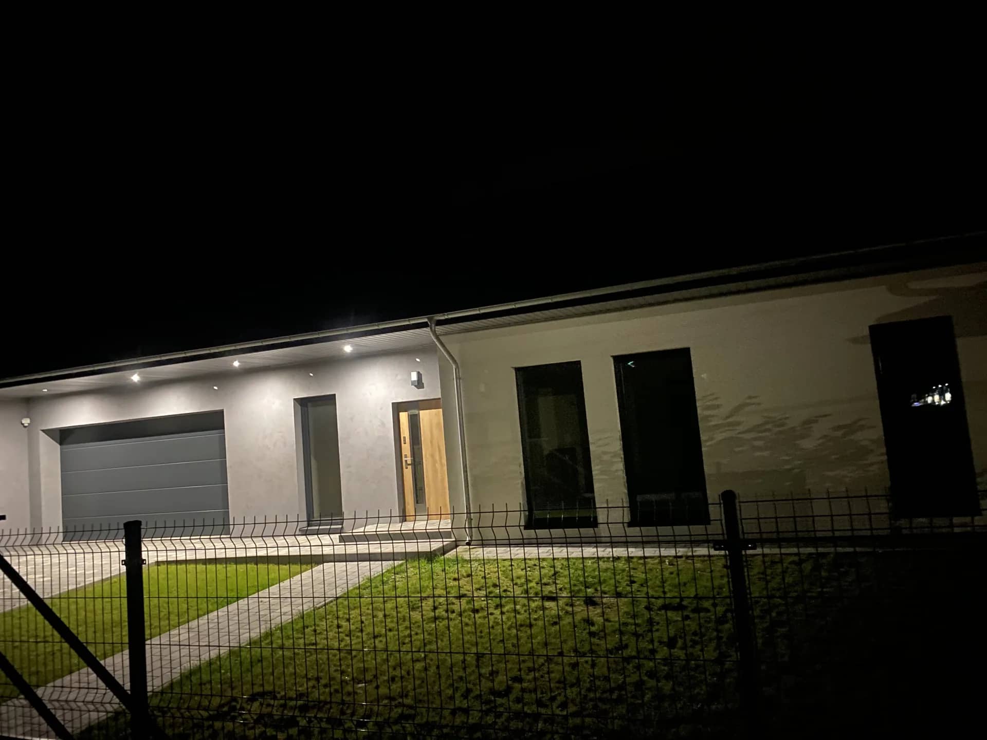 Dom wolnostojący/antresola/145m2mieszkania/260m2całość