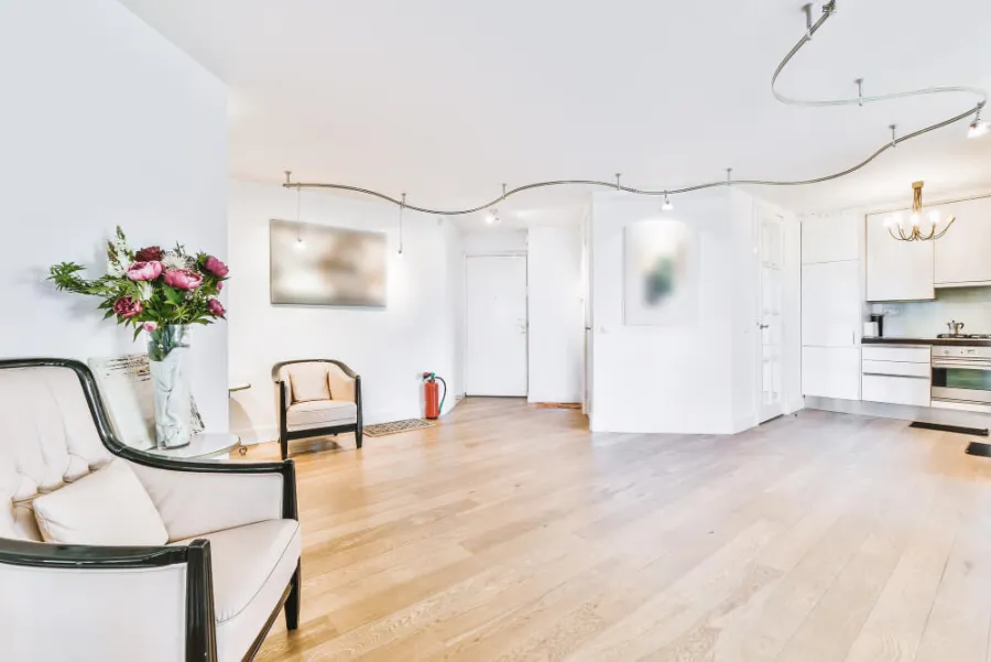 Gotowa podłoga z paneli w salonie — jasne panele dębowe, efekt końcowy po układaniu