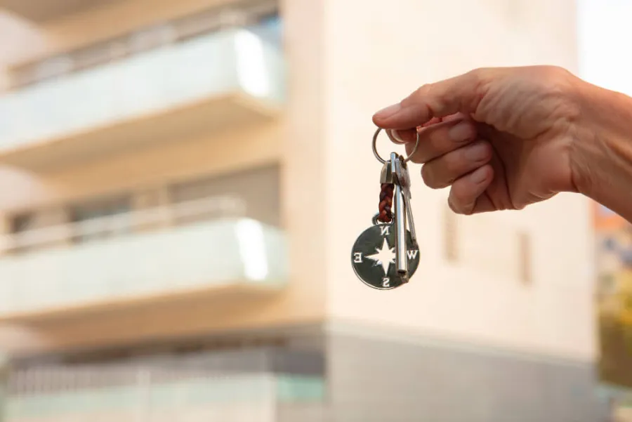 Przekazanie kluczy do wynajmowanego mieszkania po podpisaniu umowy najmu okazjonalnego