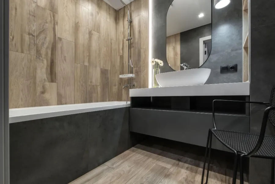 Nowoczesna łazienka po remoncie — jasne płytki, kabina walk-in, podwieszane WC