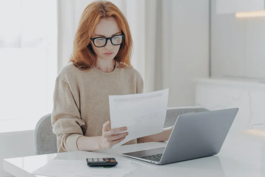 Osoba wypełniająca formularz PIT — rozliczenie podatku od sprzedaży nieruchomości