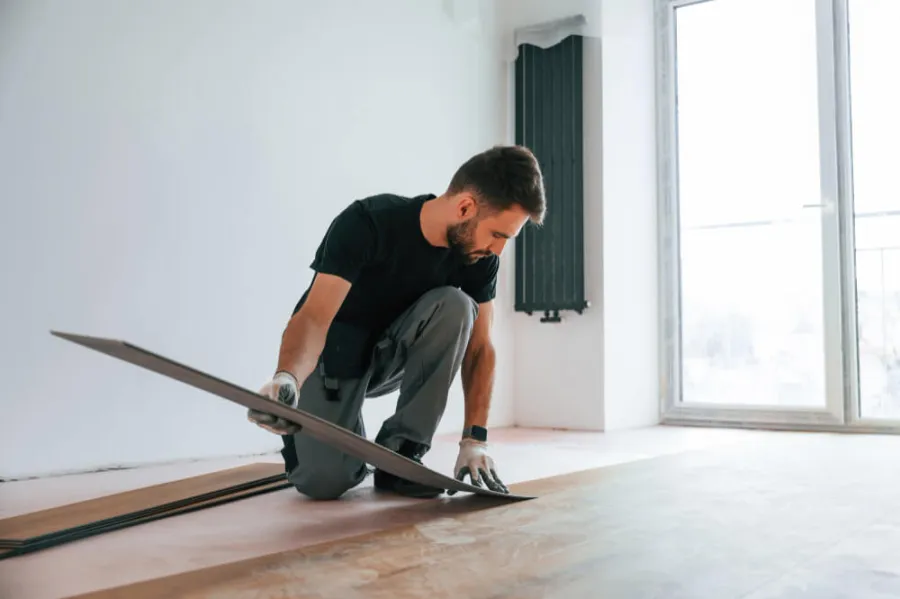 Jak położyć panele podłogowe krok po kroku — poradnik dla początkujących