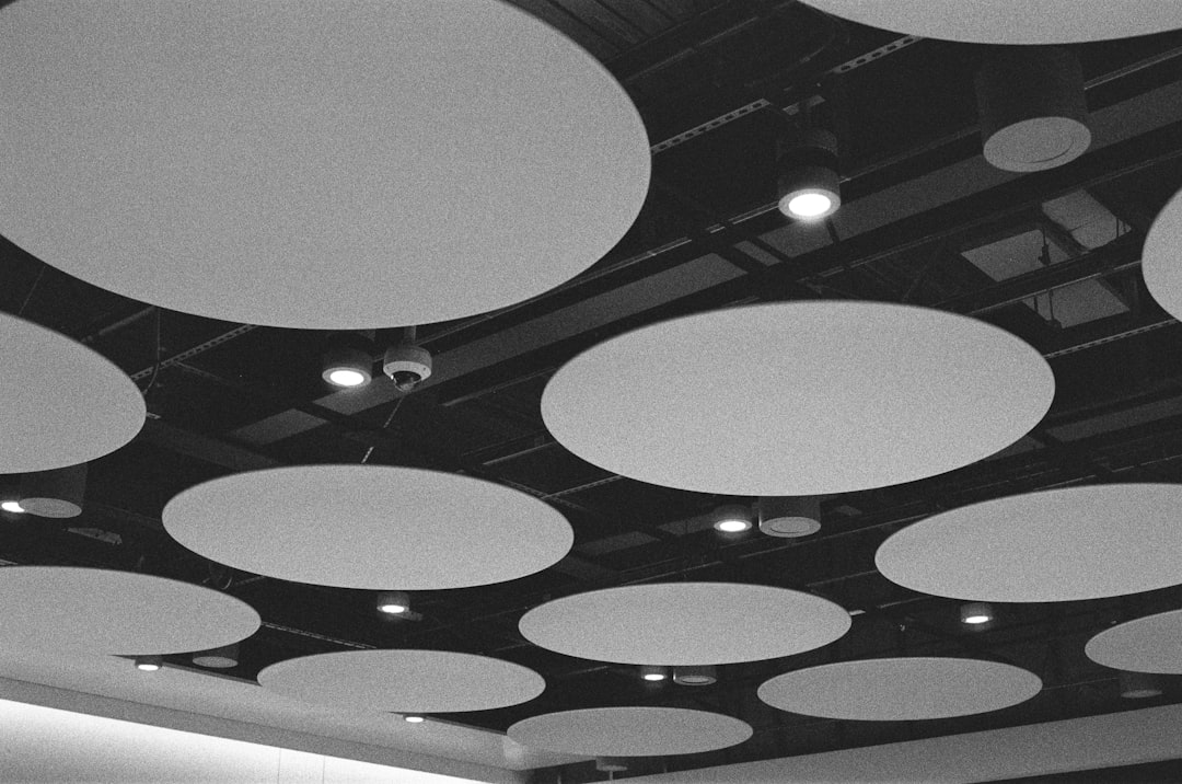 Montaż paneli akustycznych na ścianie mieszkania