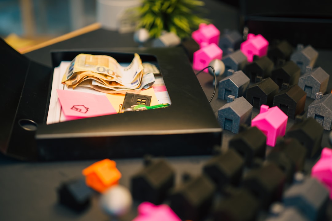 Przekazanie kluczy do nowego mieszkania podczas finalizacji zakupu