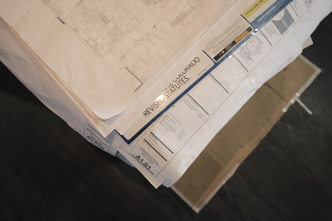 Dokumenty pozwolenia na budowę i plany architektoniczne na stole
