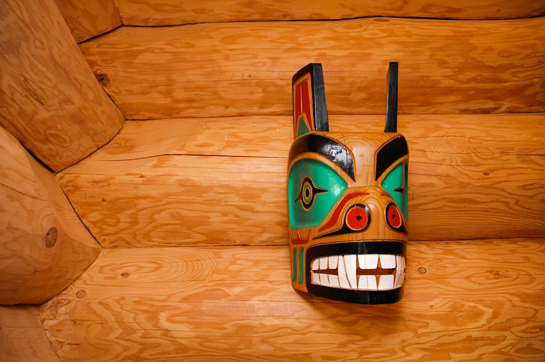 Wnętrze domu z bali pokazujące naturalne drewniane ściany i przytulną atmosferę