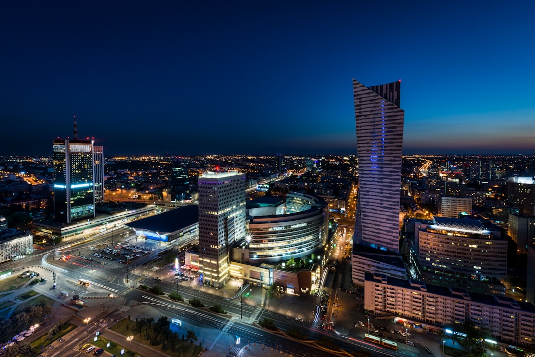 Luksusowe apartamenty w centrum Warszawy z nowoczesną architekturą