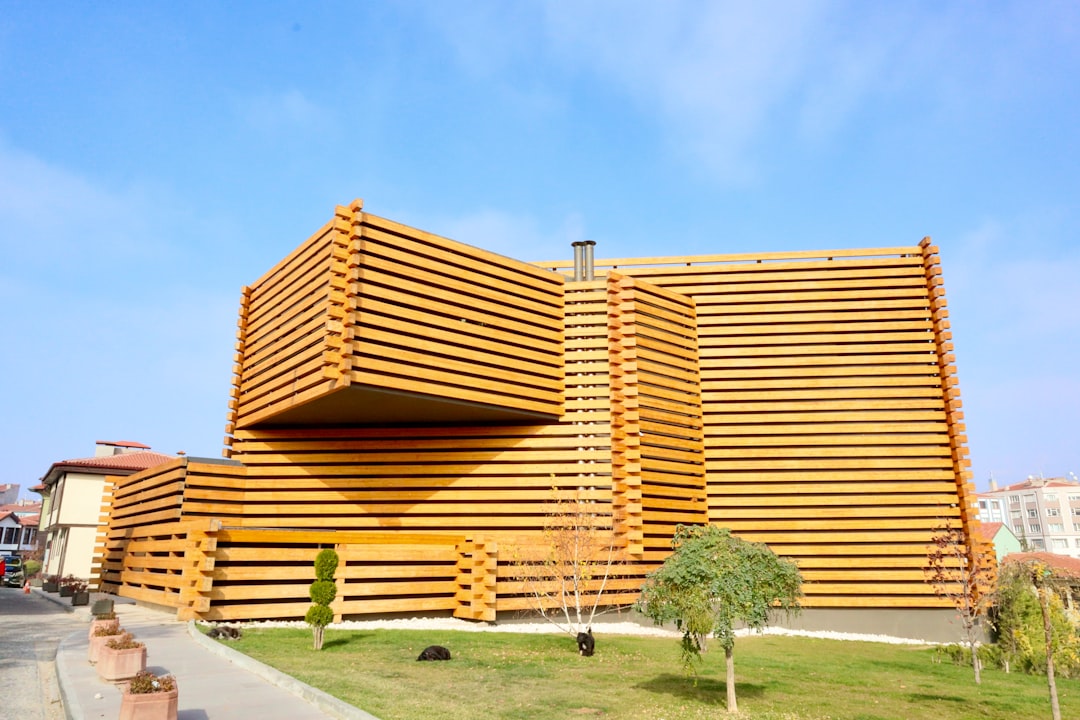 Dom z drewna czy murowany - który wybrać w 2026 roku?