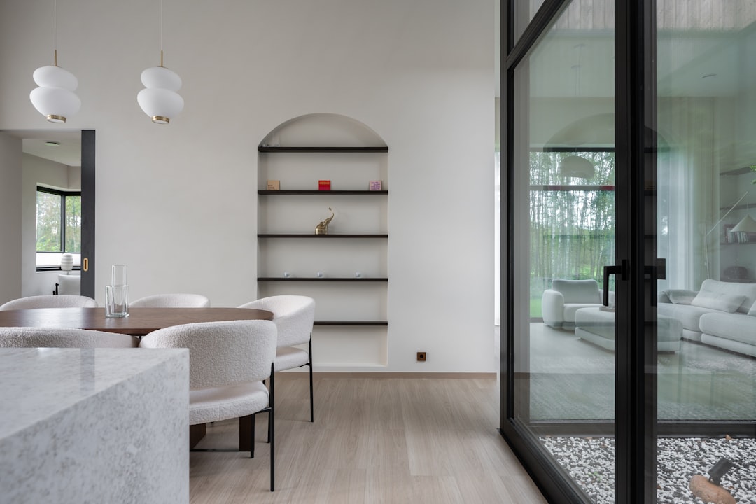 Naturalna paleta kolorów na ścianach salonu z odcieniami zieleni i brązu