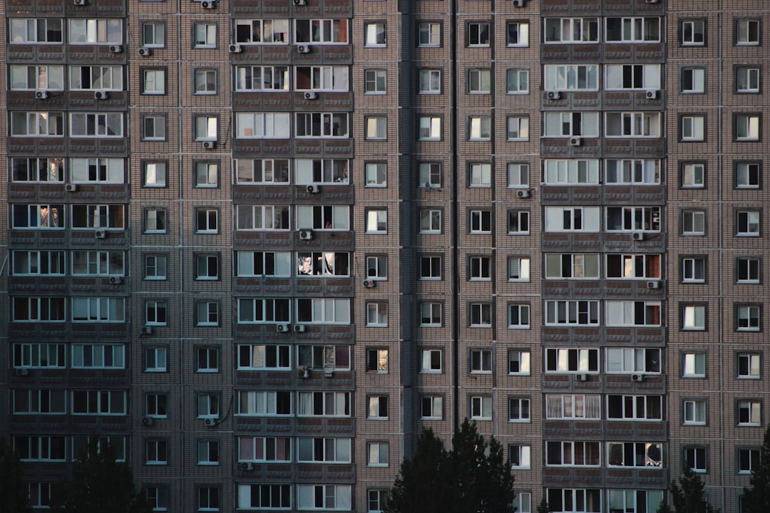 Głośny sąsiad - co robić? Kompleksowy poradnik