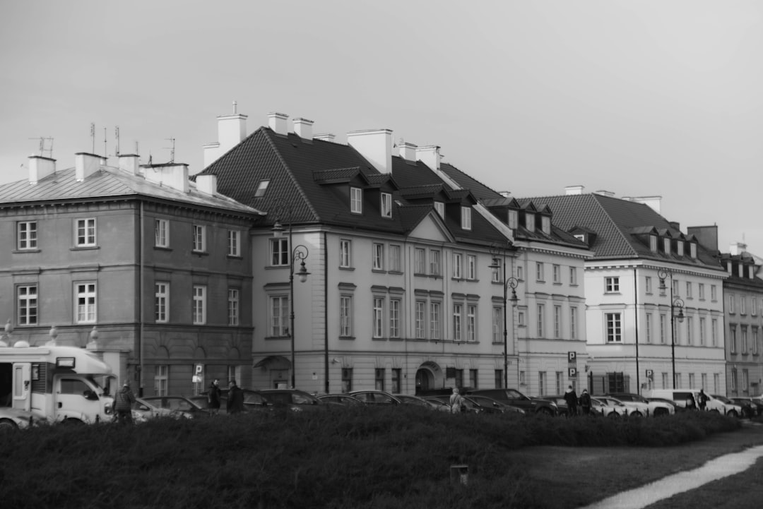 Historyczne budynki na Żoliborzu z charakterystyczną międzywojenną architekturą