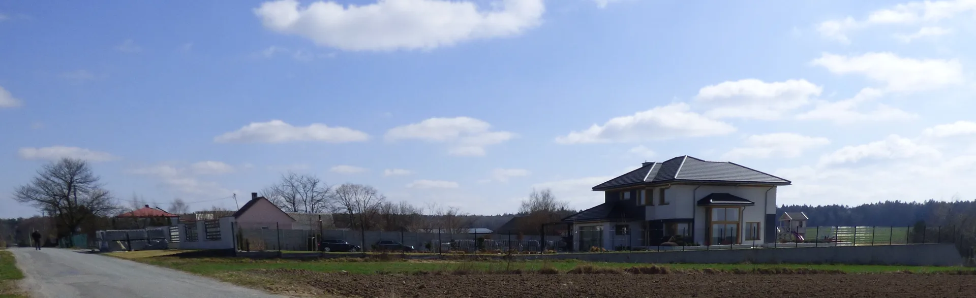 Na sprzedaż . działka około 35 arów przylegająca do drogi i mediów Działka przy drodze asfaltowej w cichej spokojnej okolicy przy granicach działki, uzbrojenie ,- woda, prąd i światłowód .