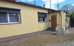 Dom na sprzedaż z 3 budynkami gospodarczymi