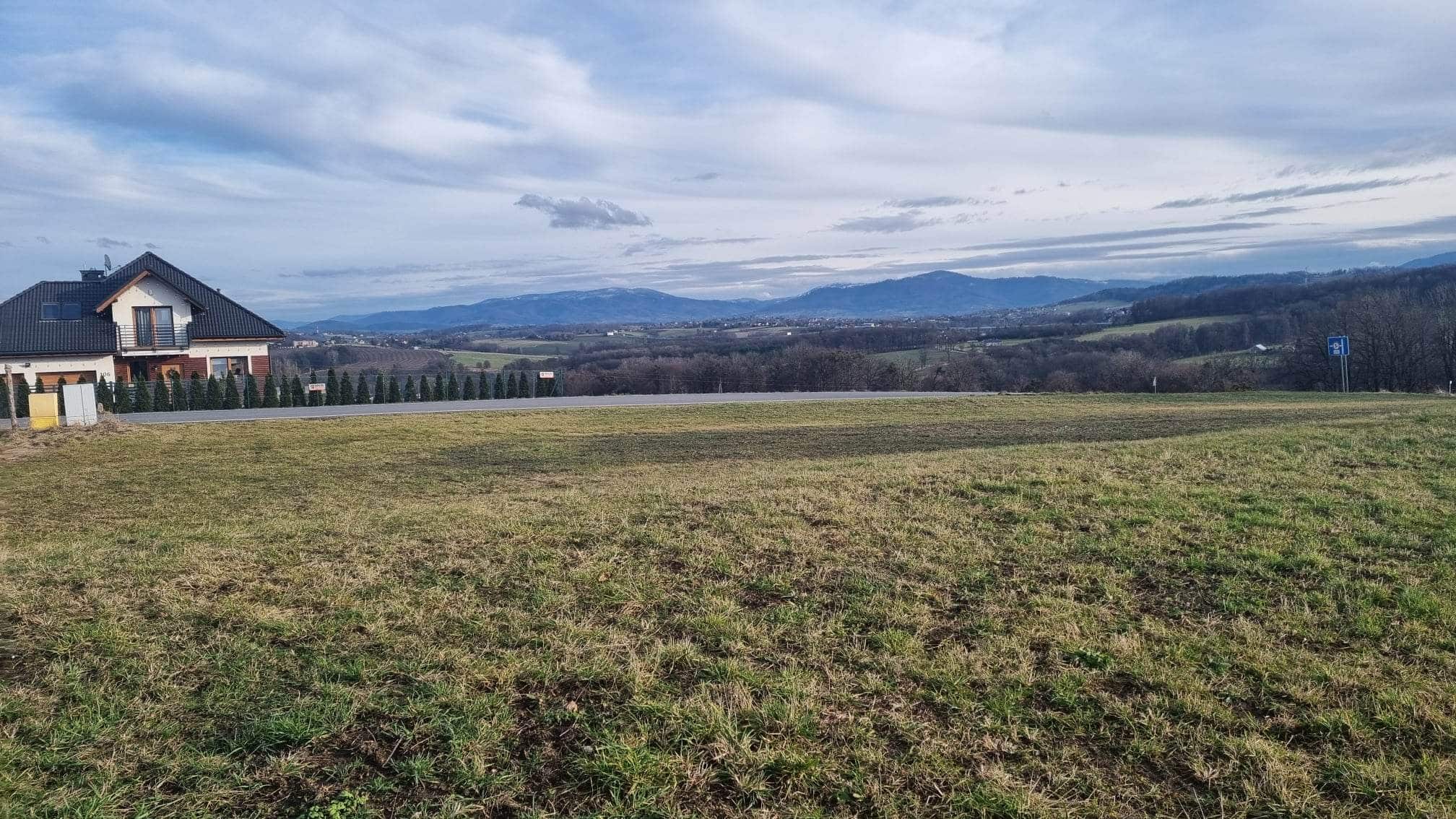 Widokowa działka z projektem domu i pozwoleniem na budowę.