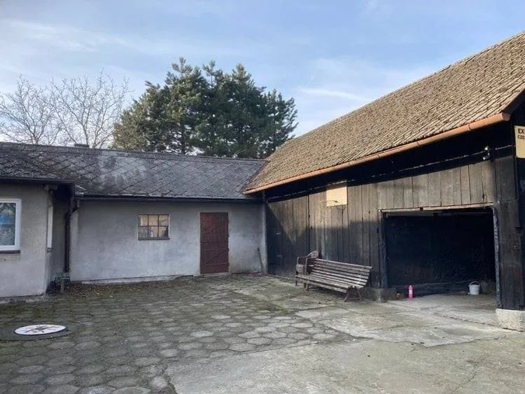 Dom z budynkami gospodarczymi w Brzezówce.