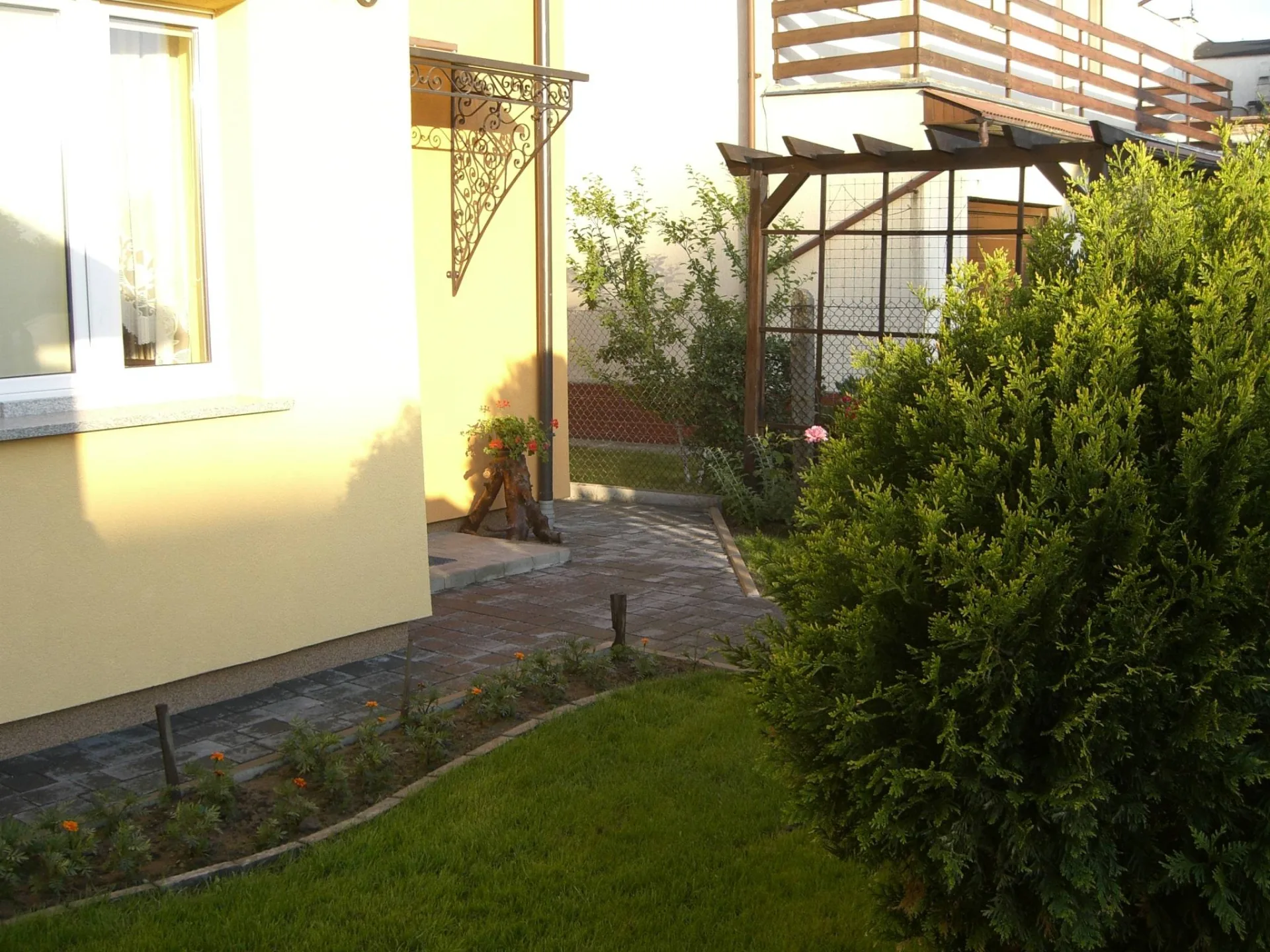 Dom-pensjonat z trzema osobnymi mieszkaniami