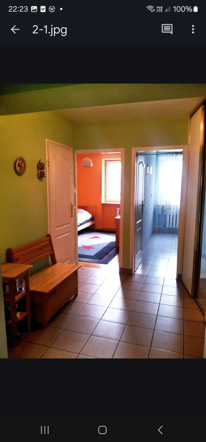 Słoneczny pokój w spokojnej okolicy