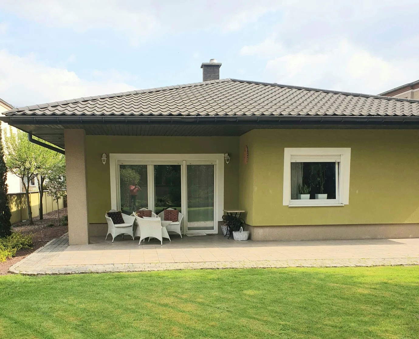 Dom parterowy z widokiem na las