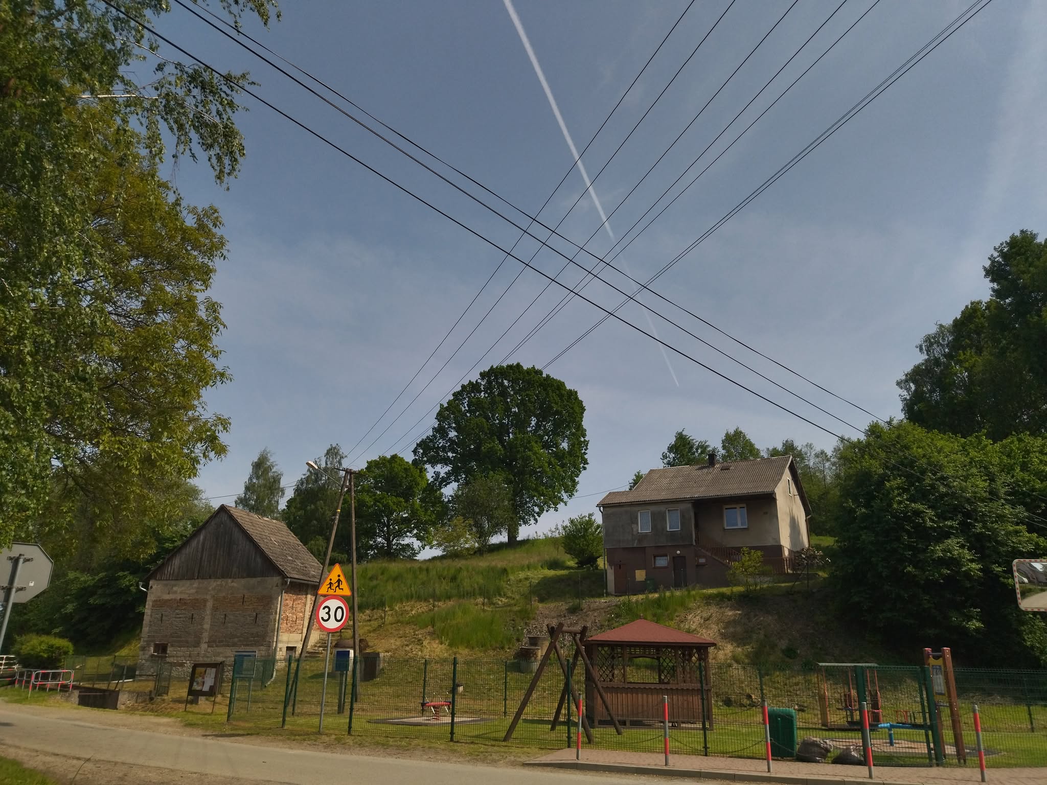 SPRZEDAM DZIAŁKĘ BUDOWLANĄ Z DOMEM