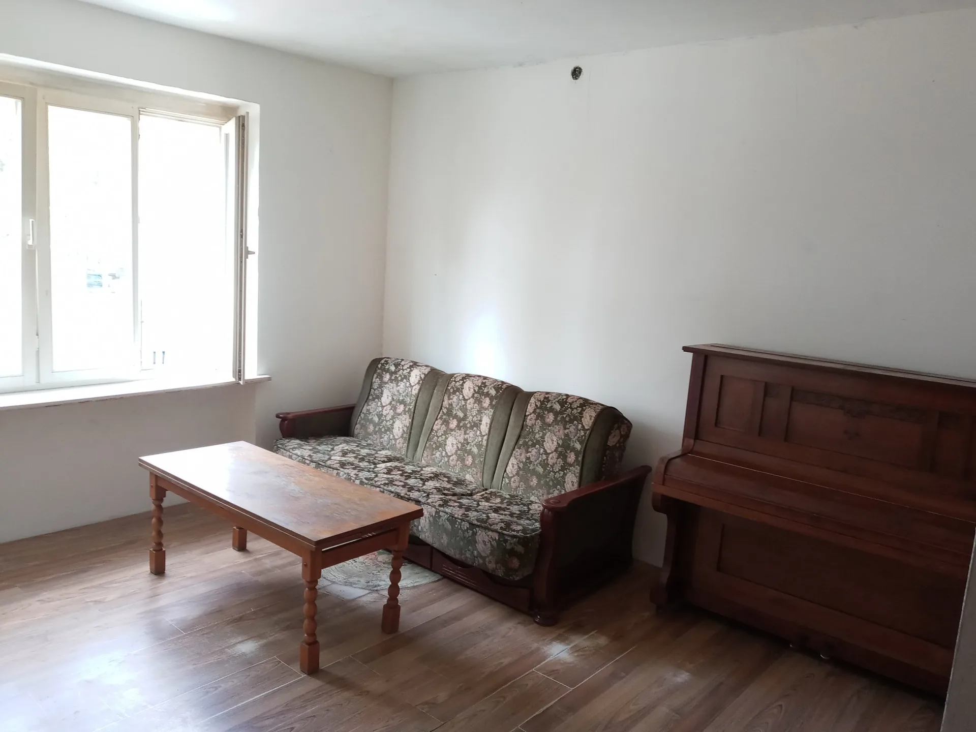 Dwa mieszkania z ogrodem i piwnicą jak bunkier