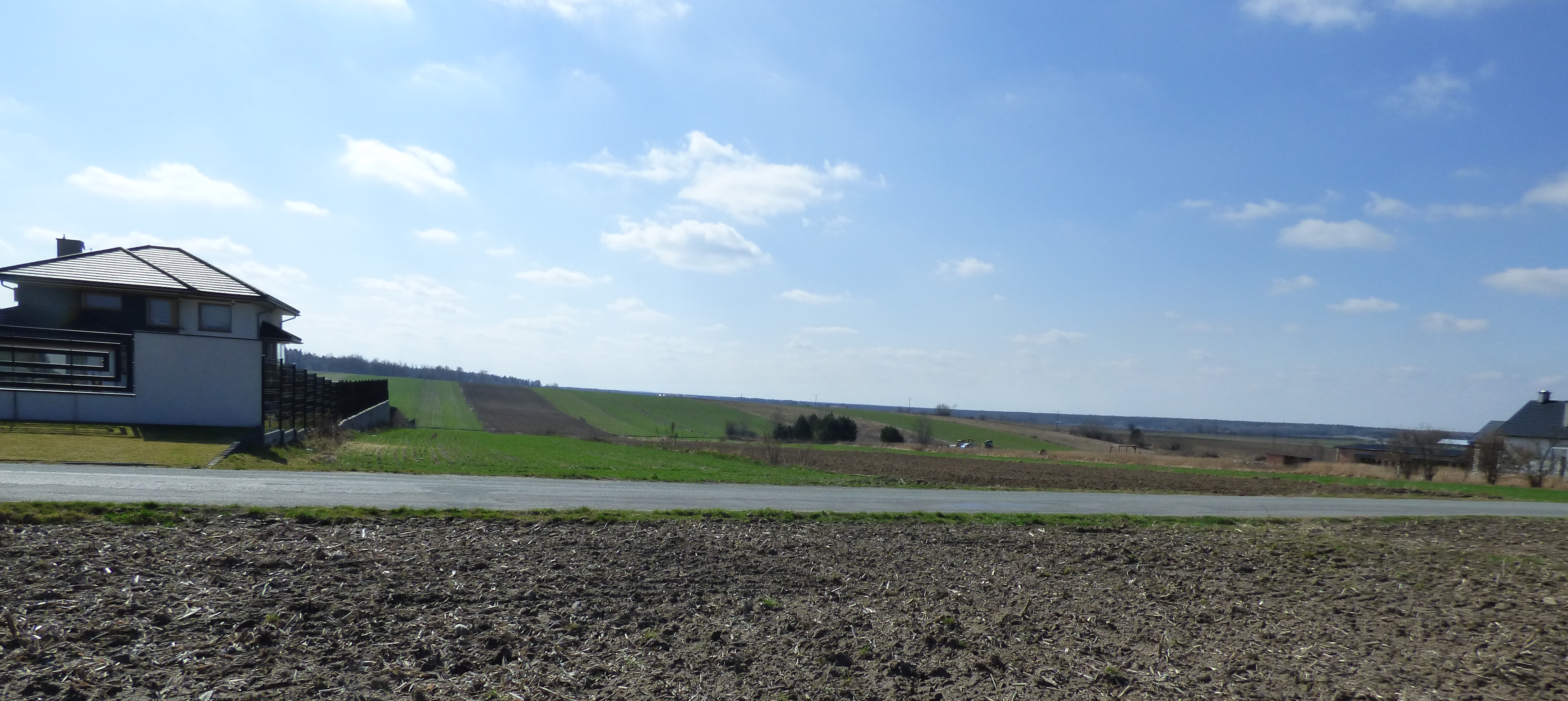 Na sprzedaż . działka około 35 arów przylegająca do drogi i mediów Działka przy drodze asfaltowej w cichej spokojnej okolicy przy granicach działki, uzbrojenie ,- woda, prąd i światłowód .