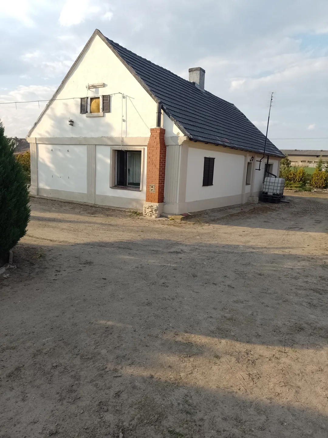 Dom na sprzedaż i dużym zapleczem.