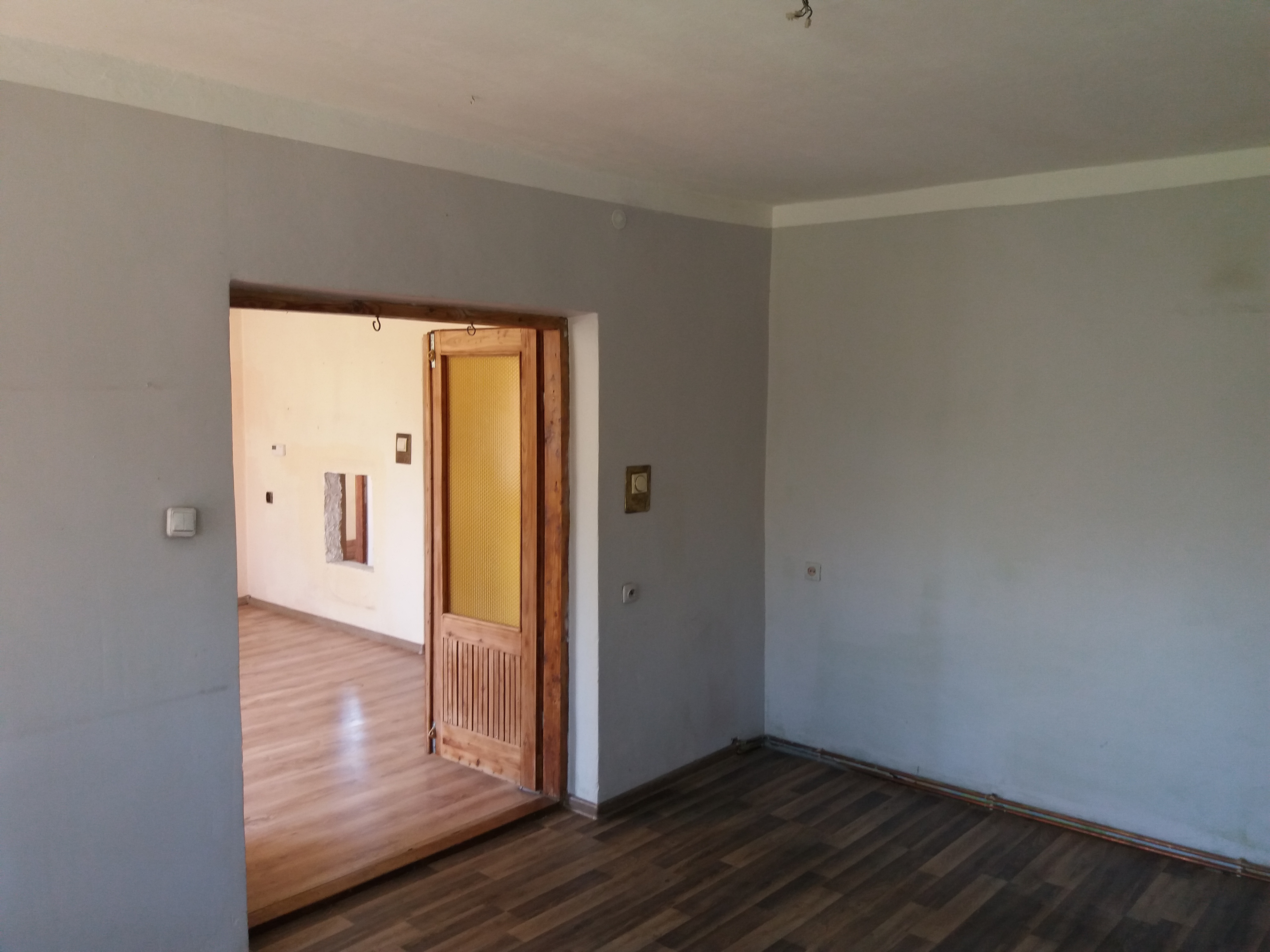 Połowa domu z ogrodem.