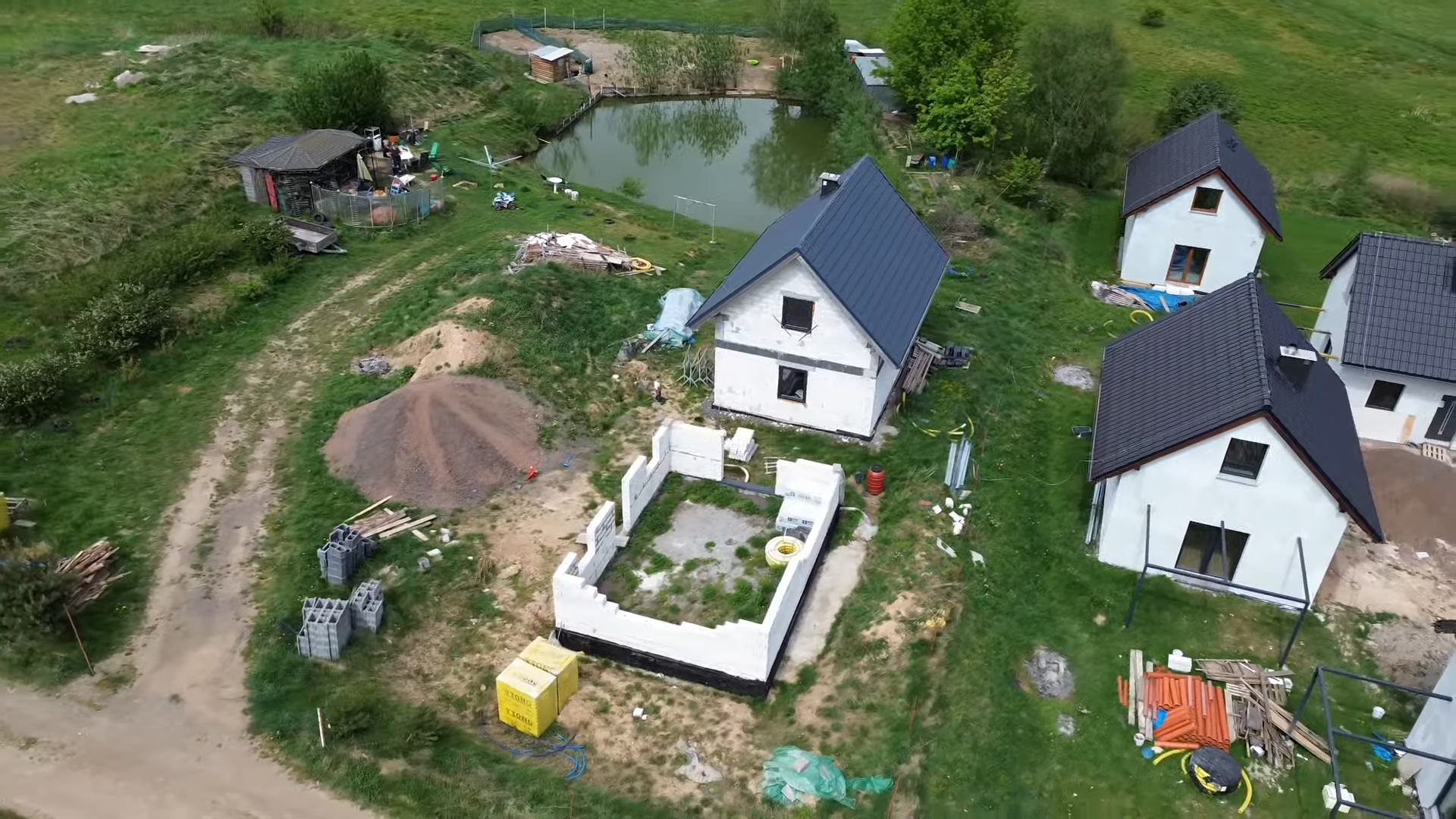 Działka budowlana, 2 domy oraz staw