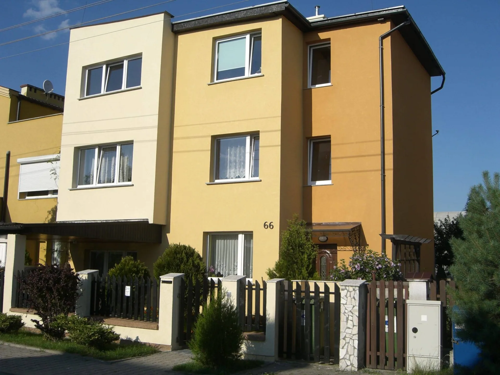 Dom-pensjonat z trzema osobnymi mieszkaniami