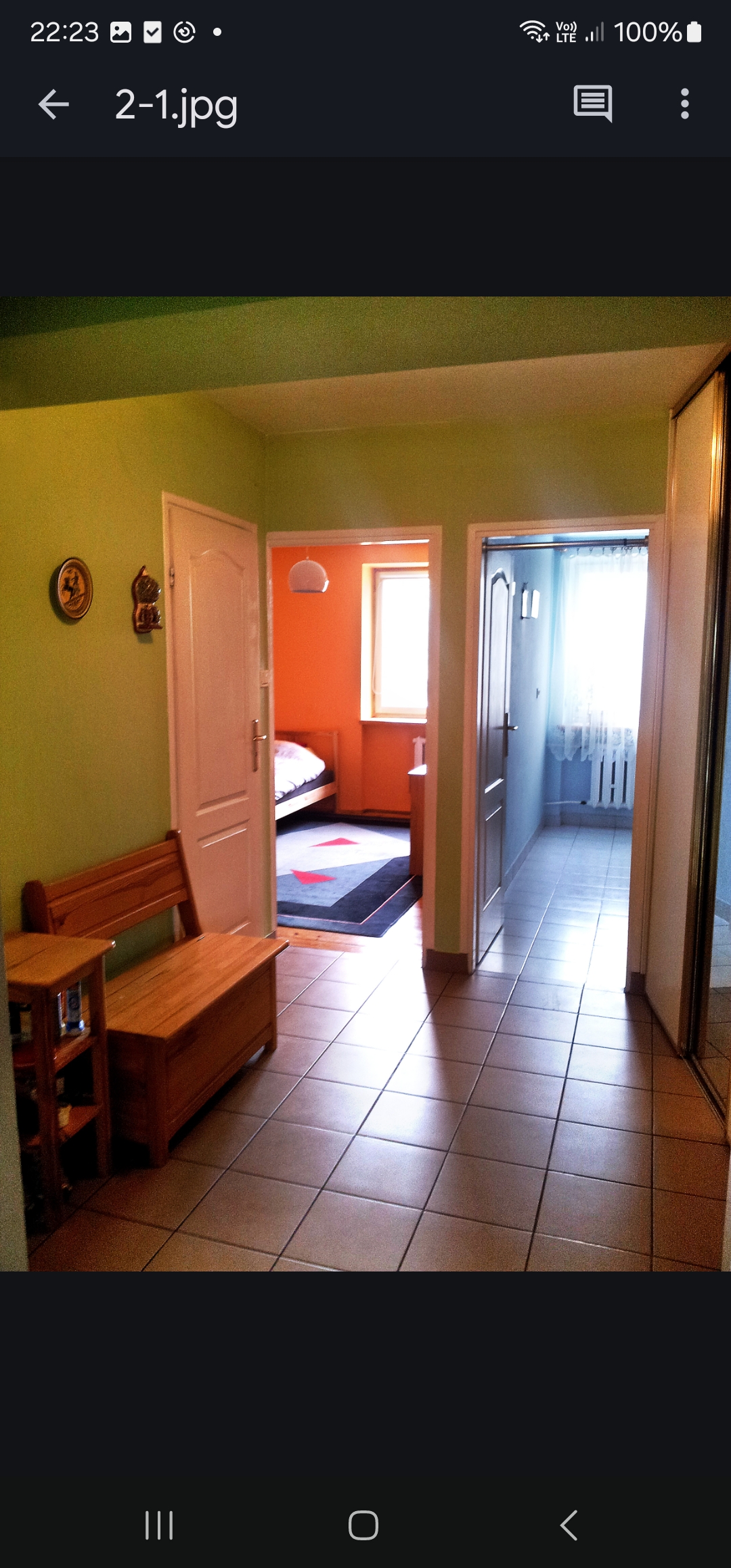 Słoneczny pokój w spokojnej okolicy