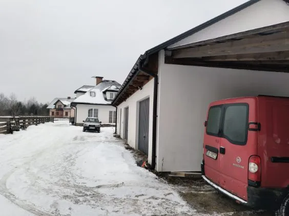 Na sprzedaż działka z domem jednorodzinnym i budynkiem gospodarczym w dobrej lokalizacji