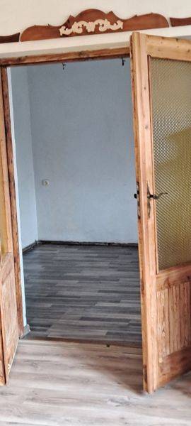 Połowa domu z ogrodem.