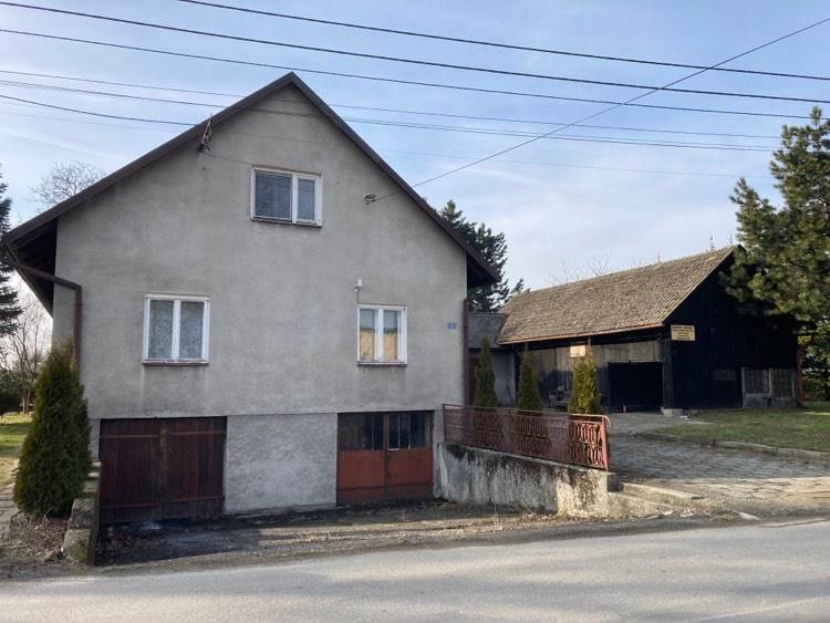 Dom z budynkami gospodarczymi w Brzezówce.
