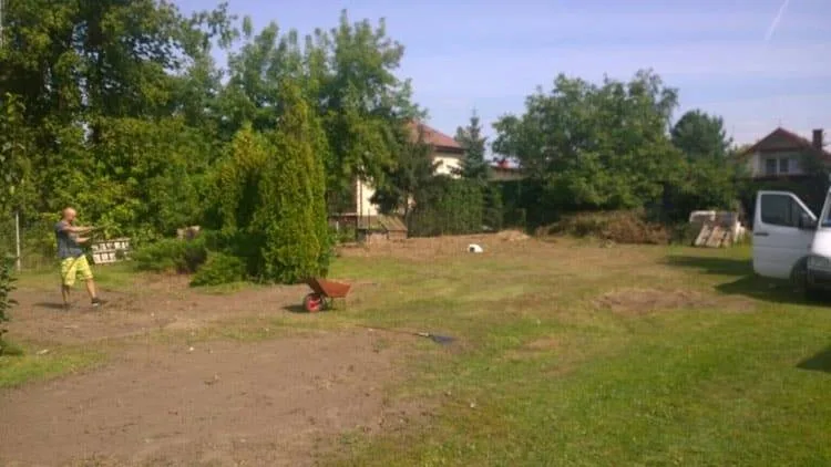 Doskonale położona działka z domem w Łomiankach